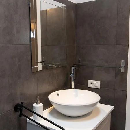 Estudio Con Wifi, Piscina Y Con El Dormitorio Creado En Una Cueva Natural Apartmán